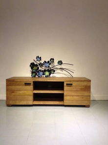 howe furniture 系一间专卖实木家俬的 是一些旧式家俬,我们卖的是一些入型入格家俬,充满色彩和潮流气息 电话 96654426 kenny wong